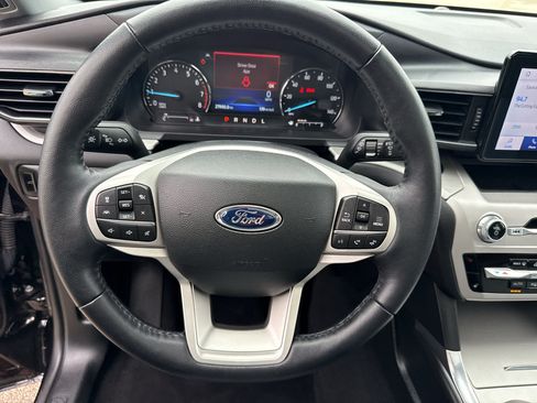 Used 2023 Ford Explorer XLT w/ Equipment Group 202A AWD/4WD image 17