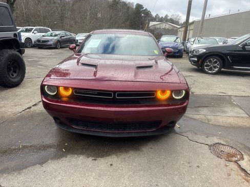 Used 2019 Dodge Challenger SXT image 3