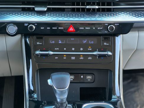 Used 2024 Kia Carnival SX Prestige FWD image 19