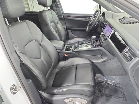 Used 2025 Porsche Macan image 27