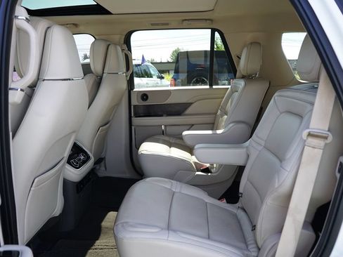 Used 2018 Lincoln Navigator Select w/ Technology Package AWD/4WD image 11