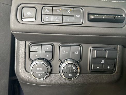 Used 2023 GMC Yukon XL Denali Ultimate AWD/4WD image 27