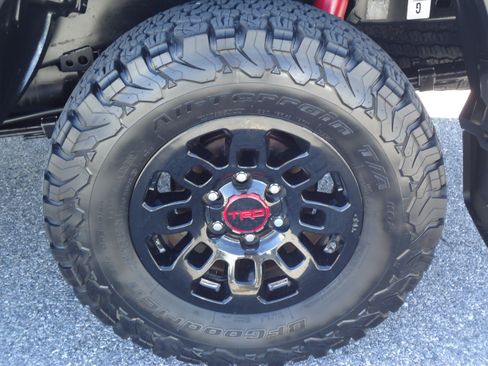Used 2017 Toyota Tacoma TRD Pro AWD/4WD image 9