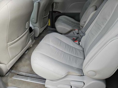 Used 2012 Toyota Sienna XLE image 27