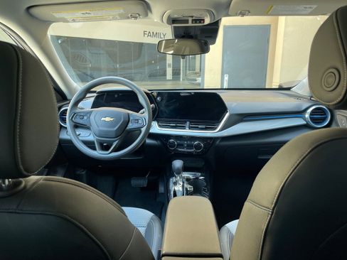 Used 2025 Chevrolet Trax LT image 36