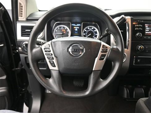 Used 2018 Nissan Titan SV image 31