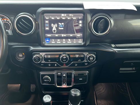 Used 2019 Jeep Wrangler Unlimited Sahara image 10