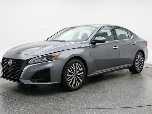 Used 2025 Nissan Altima 2.5 SV FWD image 3