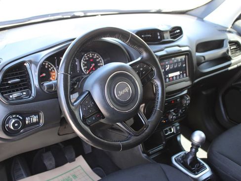 Used 2018 Jeep Renegade Altitude FWD image 27