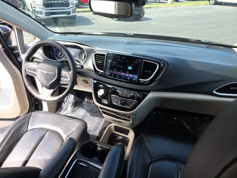 Used 2022 Chrysler Pacifica Touring-L image 45