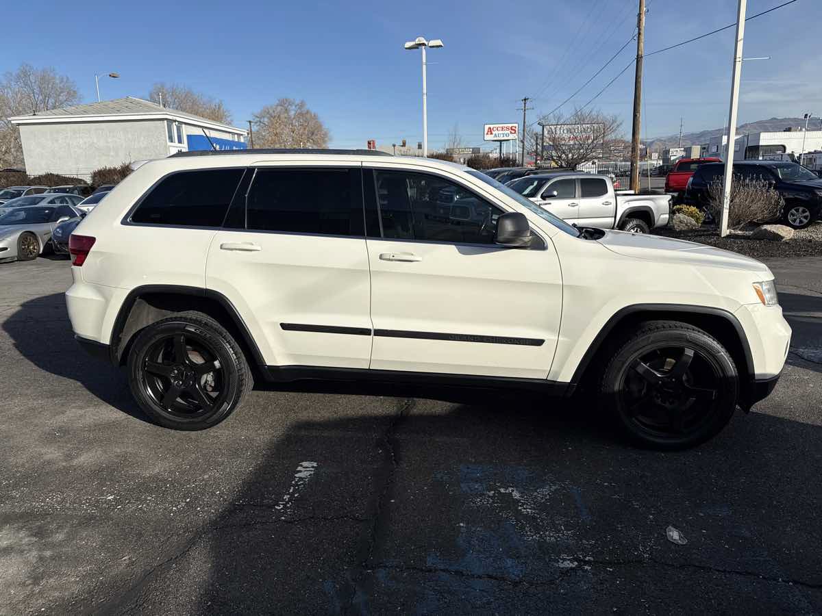 Used 2012 Jeep Grand Cherokee Laredo w/ Laredo E Group AWD/4WD image 5