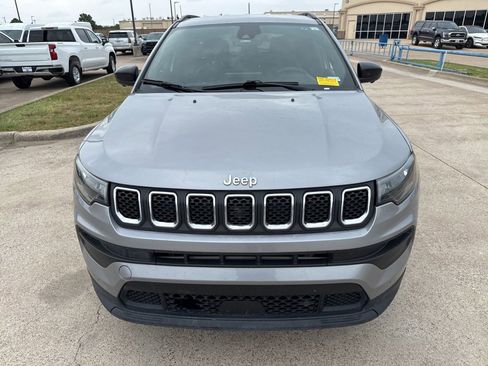 Used 2023 Jeep Compass Latitude w/ Convenience Group AWD/4WD image 2