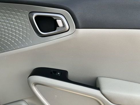 Used 2023 Kia Soul LX w/ LX Technology Package image 22