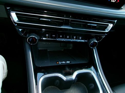 Used 2025 Chevrolet Traverse LT image 16