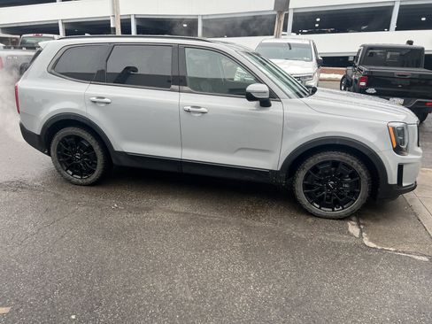Used 2022 Kia Telluride EX w/ EX Premium Package image 4