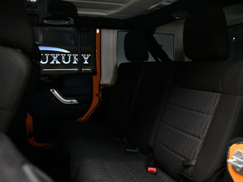 Used 2012 Jeep Wrangler Unlimited Rubicon w/ Max Tow Pkg image 27