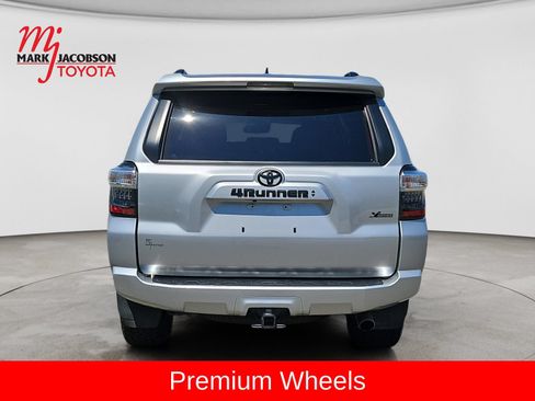 Used 2022 Toyota 4Runner SR5 AWD/4WD image 10