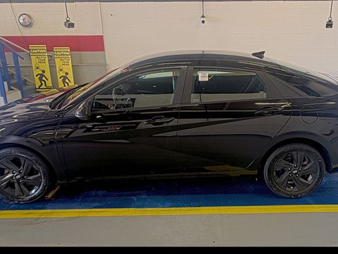 Used 2023 Hyundai Elantra SEL w/ Cargo Package FWD image 2