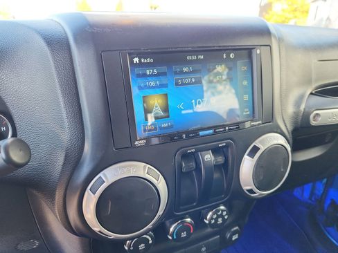 Used 2016 Jeep Wrangler Sahara w/ Connectivity Group image 22