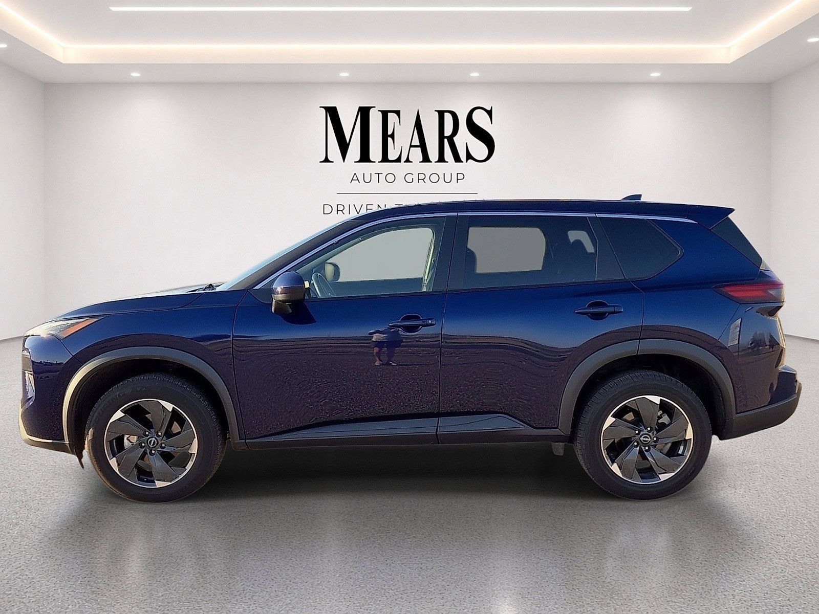 Used 2025 Nissan Rogue SV AWD/4WD image 2