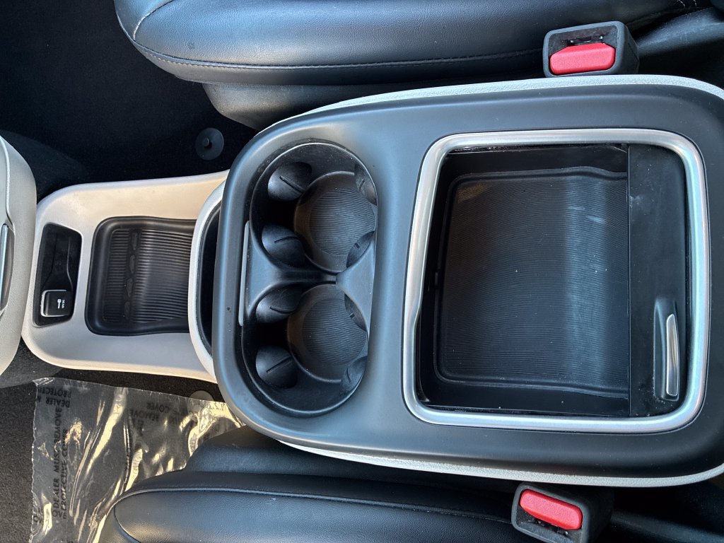 Used 2024 Chrysler Pacifica Touring-L FWD image 16