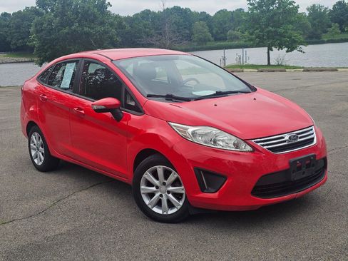 Used 2013 Ford Fiesta SE FWD image 2