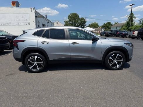 Used 2025 Chevrolet Trax RS w/ Sunroof Package FWD image 9