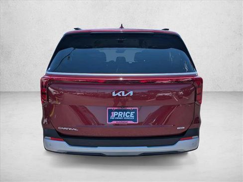 Used 2025 Kia Carnival EX FWD image 7