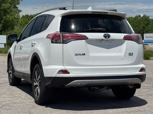 Used 2018 Toyota RAV4 XLE AWD/4WD image 3