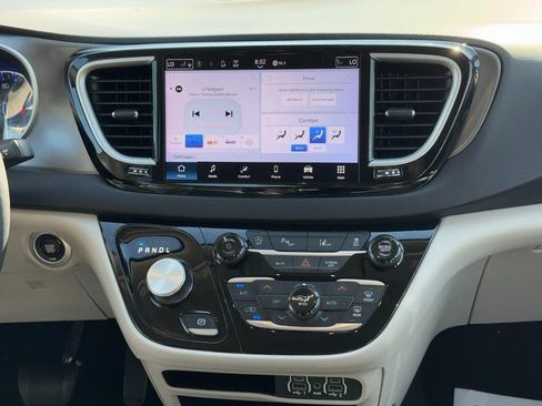 Used 2024 Chrysler Pacifica Touring-L FWD image 16