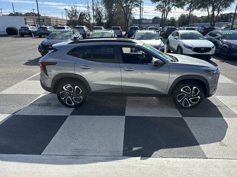 Used 2024 Chevrolet Trax RS w/ Sunroof Package image 3