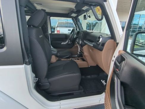 Used 2016 Jeep Wrangler Sahara w/ Connectivity Group AWD/4WD image 15