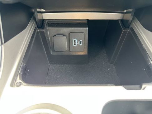 Used 2022 Ford Explorer XLT w/ Equipment Group 202A AWD/4WD image 36