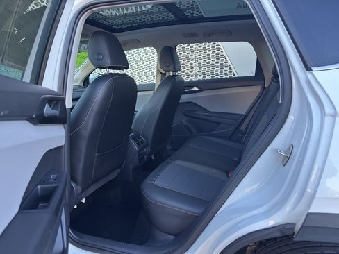 Used 2022 Volkswagen Taos SE w/ Panoramic Sunroof Package image 11