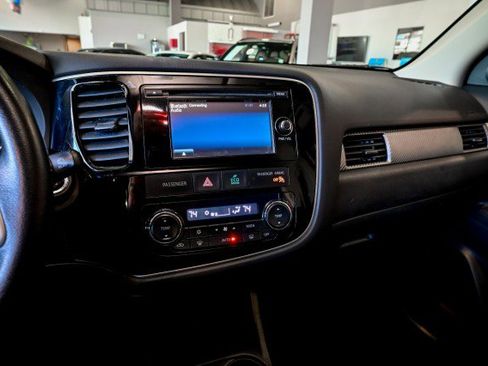 Used 2014 Mitsubishi Outlander SE AWD/4WD image 36