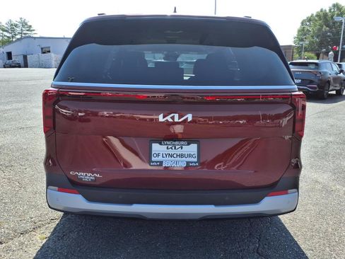 Used 2025 Kia Carnival EX FWD image 5