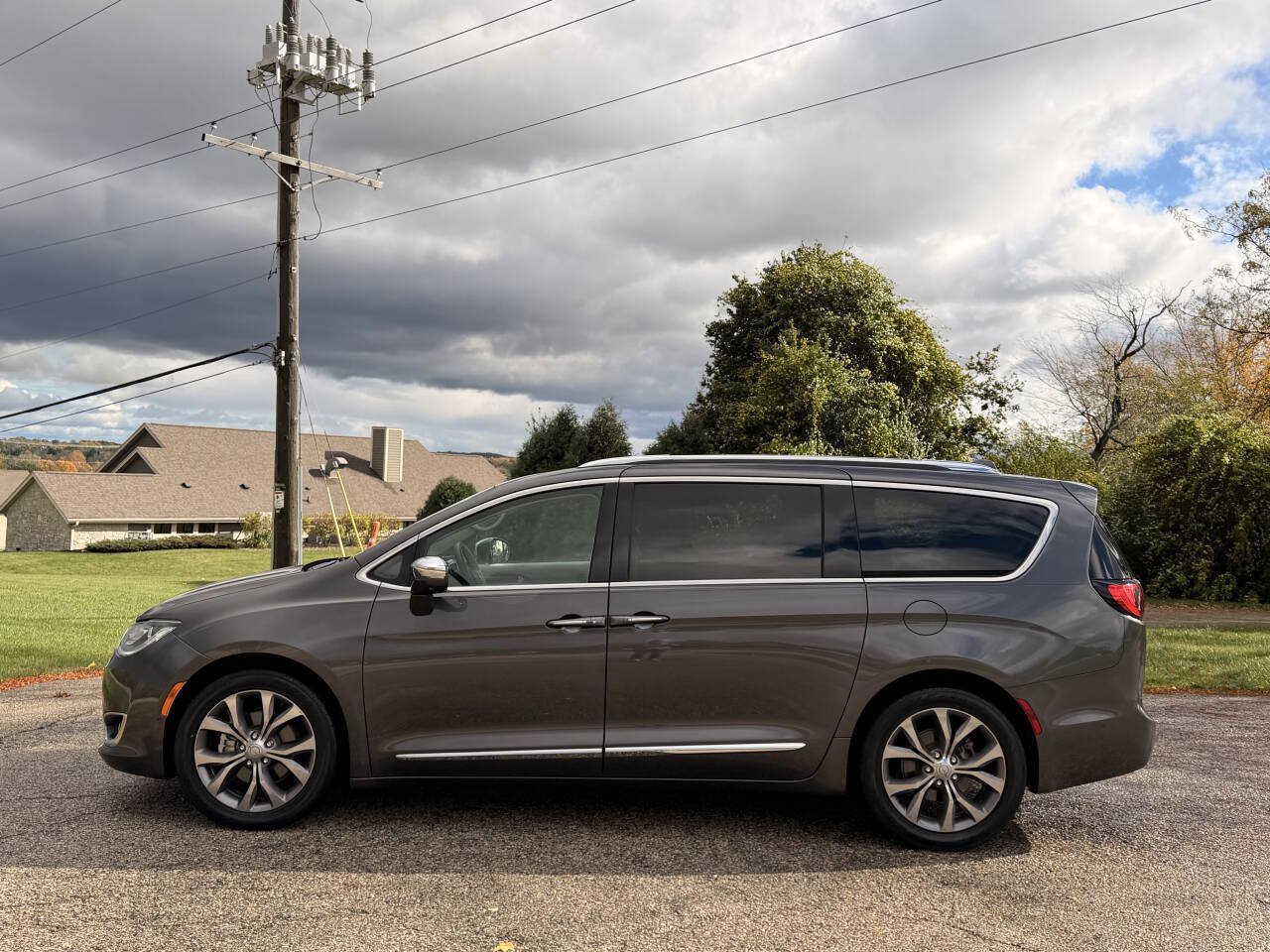 Used 2019 Chrysler Pacifica Limited w/ Tire & Wheel Group FWD image 2