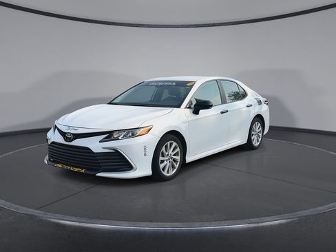 Used 2024 Toyota Camry LE FWD image 4