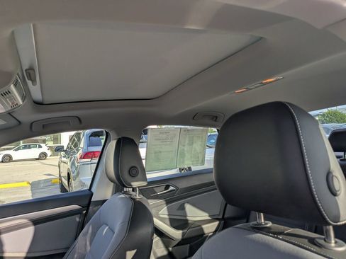 Used 2025 Volkswagen Jetta SE w/ Sunroof Package FWD image 19