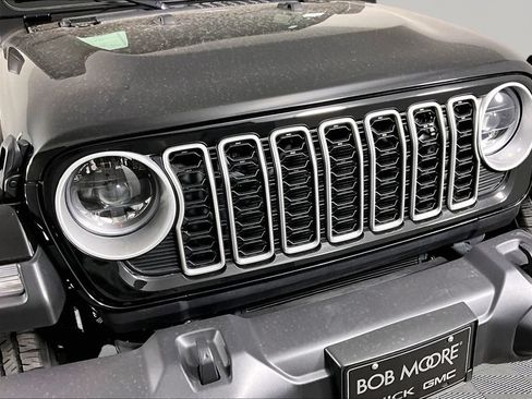 Used 2025 Jeep Wrangler Unlimited Sahara AWD/4WD image 31
