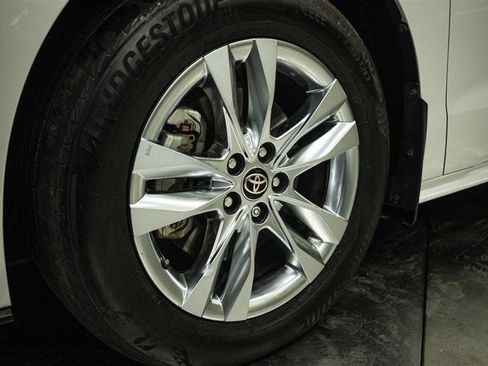 Used 2023 Toyota Sienna XLE w/ XLE Plus Package FWD image 3