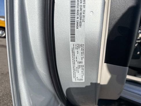 Used 2024 Chrysler Pacifica Touring-L FWD image 21