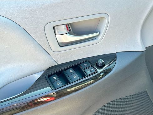 Used 2015 Toyota Sienna XLE w/ XLE Navigation Package FWD image 18