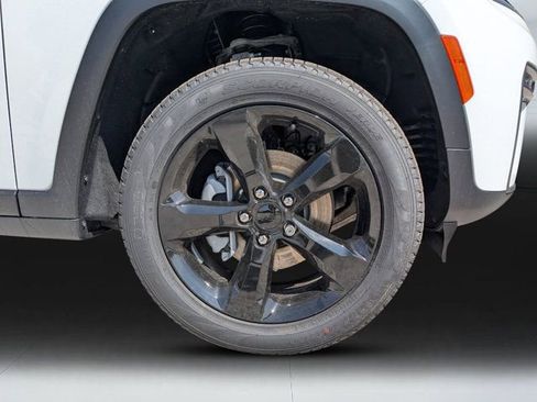 New 2026 Jeep Grand Cherokee Limited RWD image 10