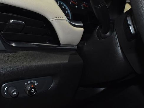 Used 2022 Chevrolet Traverse LS image 25