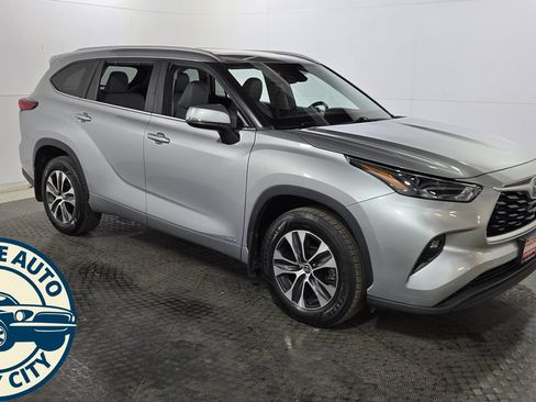 Used 2023 Toyota Highlander XLE AWD/4WD image 9