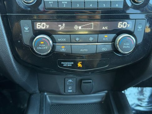 Used 2017 Nissan Rogue SV FWD image 27