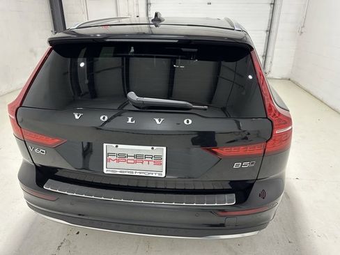 Used 2023 Volvo V60 B5 Cross Country Plus image 9