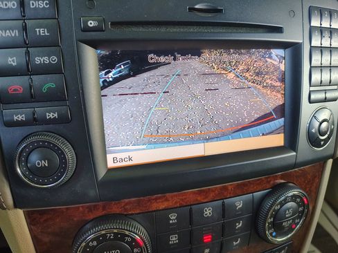 Used 2012 Mercedes-Benz GL 550 4MATIC image 11