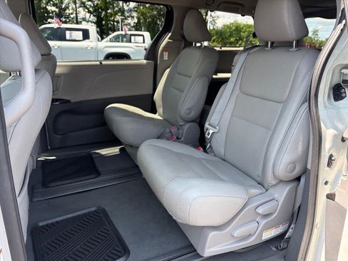 Used 2020 Toyota Sienna XLE w/ XLE Navigation Package FWD image 8